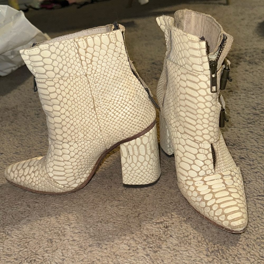 FREEBIRD WHITE CROC JOEY SIZE 6
